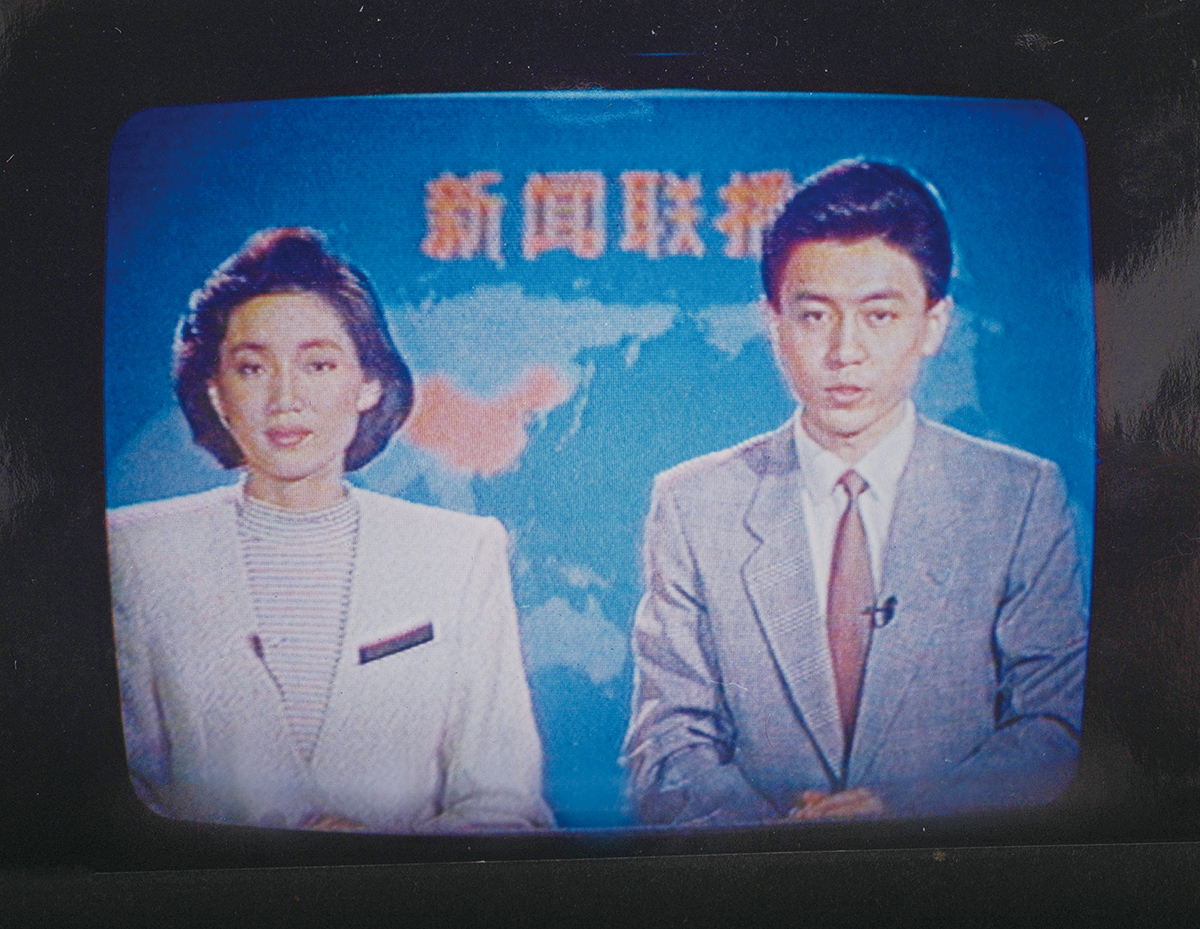 4 90年代初 央视主播身穿红豆护士衫播新闻