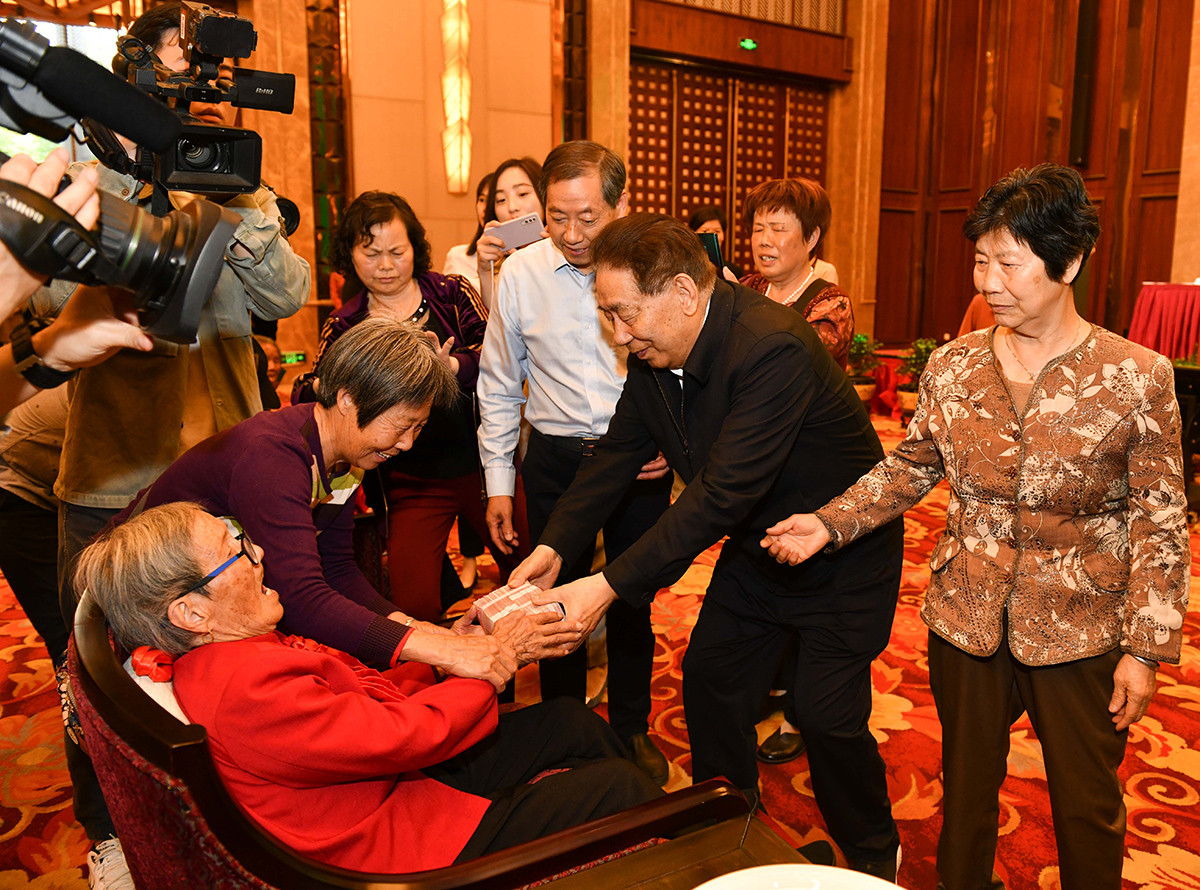 关爱百岁老人582